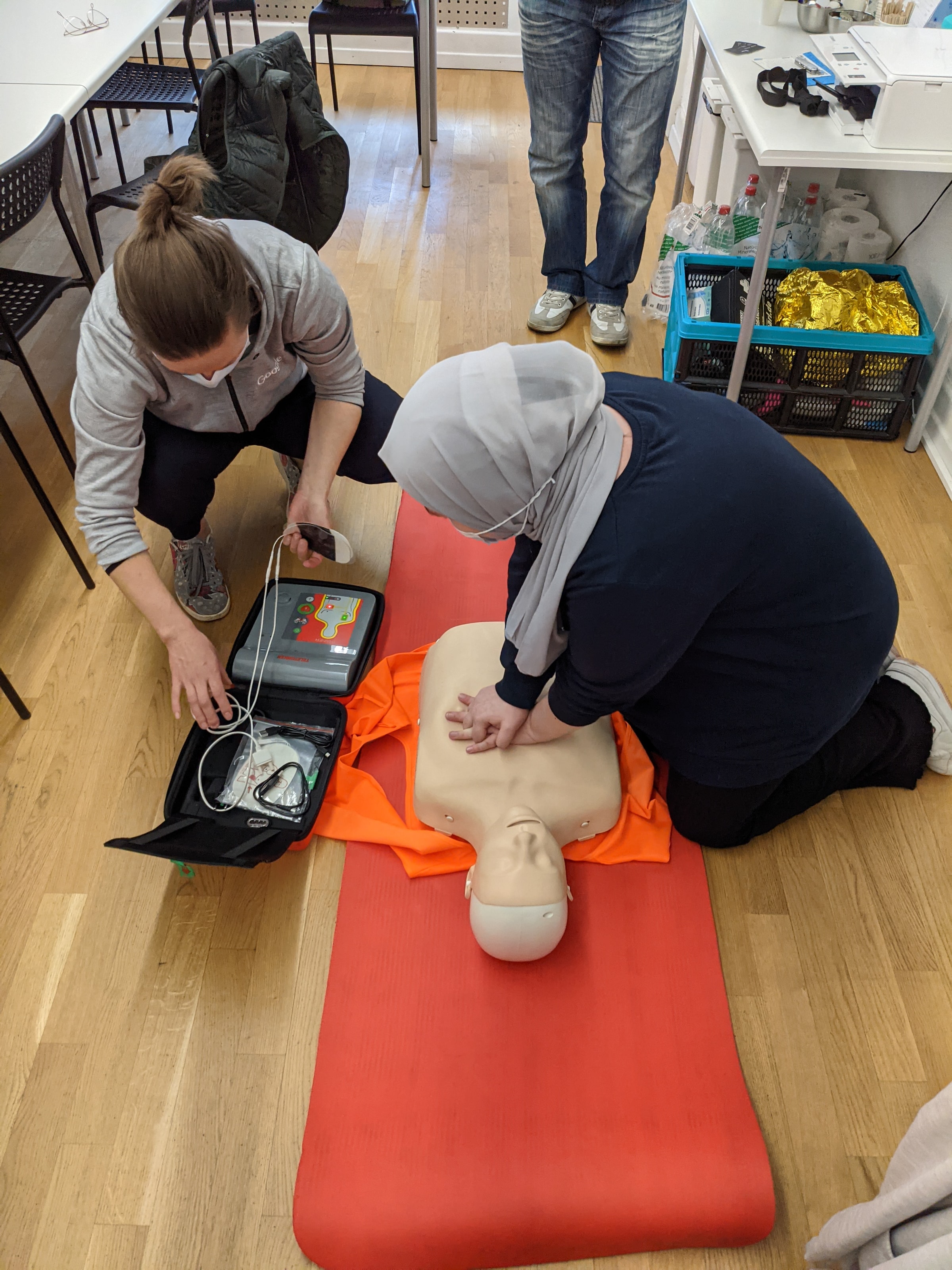 picture of workers practicing first-aid training